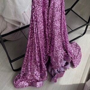 Jaw dropping Jovani gown Size 4, perfect condition. Train in the back sequins!